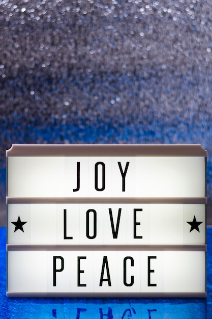 Foto gratuita alegría amor paz letras con espacio de copia