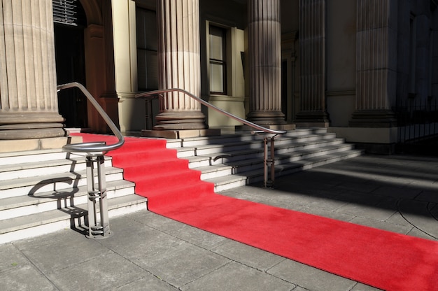 Alfombra roja delante de un hotel de lujo