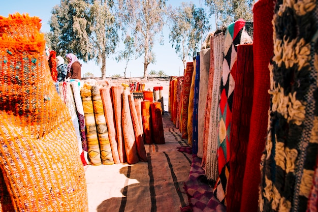 Alfombras en mercado en marrakech