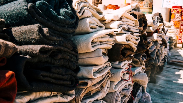 Alfombras en mercado en marruecos