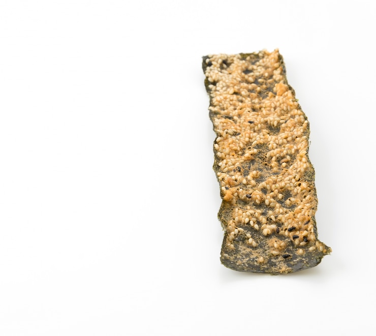 Foto gratuito alga frita con sésamo blanco
