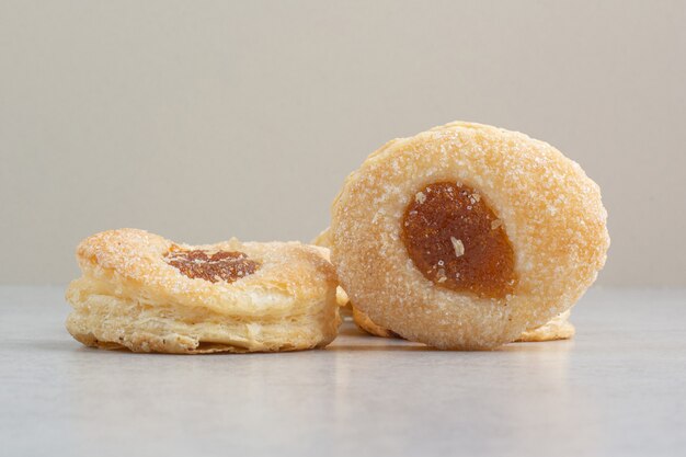 Algunas de las deliciosas galletas redondas en el cuadro blanco.