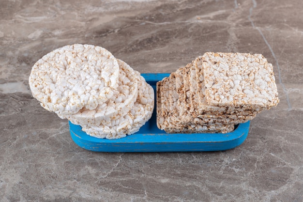 Algunas tortas de arroz en el tablero, en la superficie de mármol.