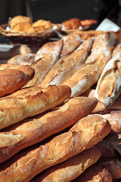 Foto gratuita algunos baguettes en mercado en francia