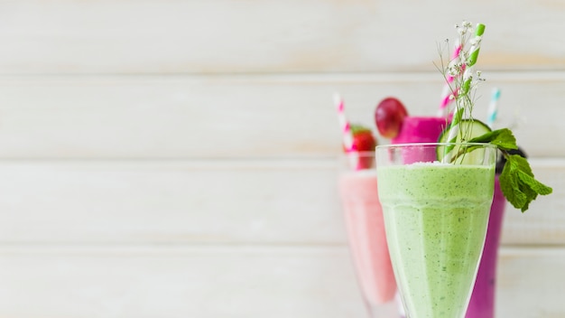 Algunos deliciosos smoothies de verano y copyspace