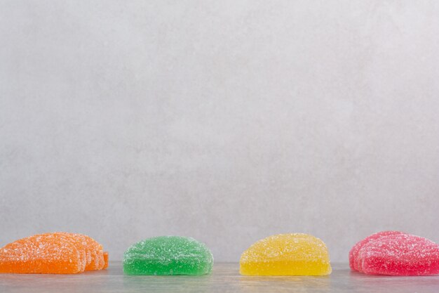 Algunos de dulces de mermelada sobre fondo blanco. Foto de alta calidad