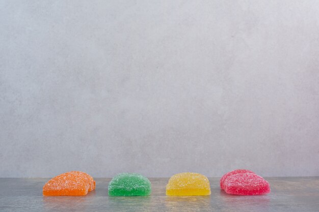 Algunos de dulces de mermelada sobre fondo blanco. Foto de alta calidad