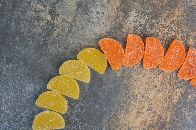 Algunos de dulces de mermelada sobre fondo de mármol. Foto de alta calidad