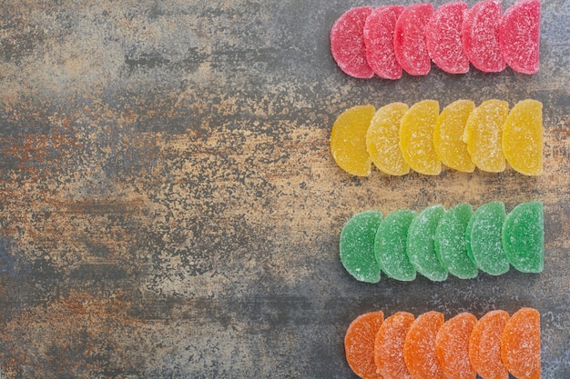 Algunos de dulces de mermelada sobre fondo de mármol. Foto de alta calidad