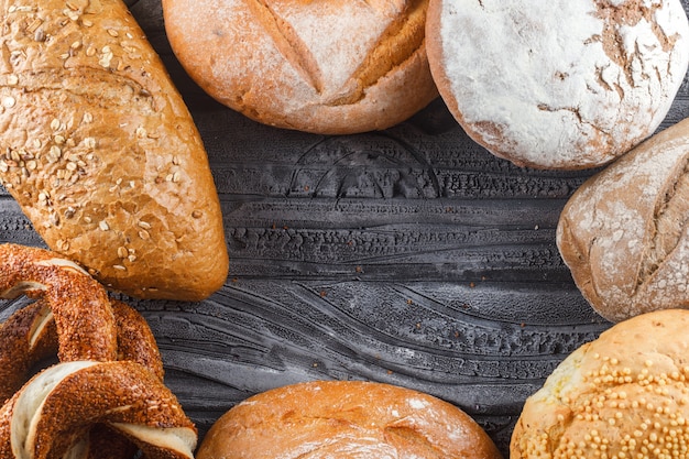 Algunos panecillos turcos con pan y productos de panadería en la superficie de madera gris, vista superior. espacio libre para su texto