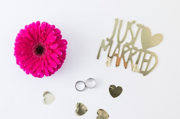 Alianzas de boda con adornos