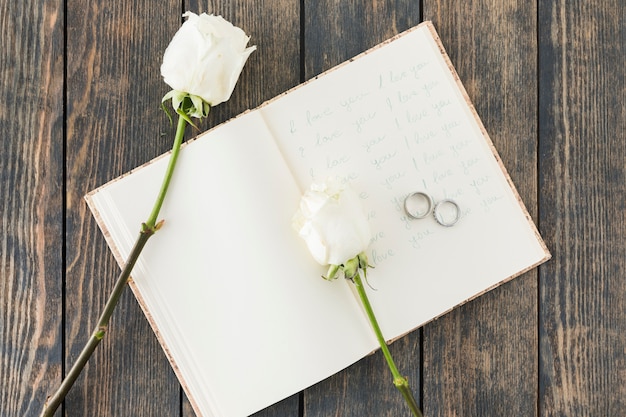 Alianzas de boda con adornos