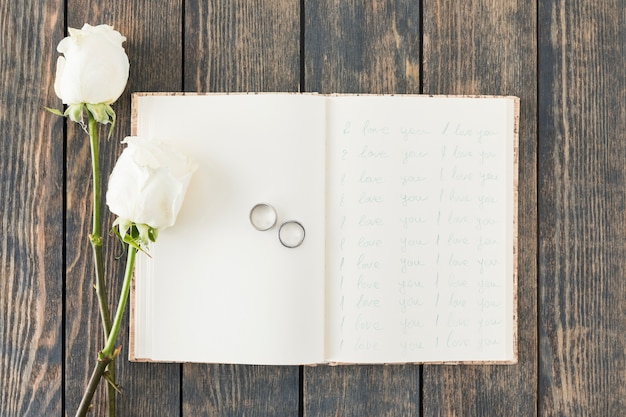 Alianzas de boda con adornos