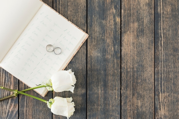 Alianzas de boda con adornos