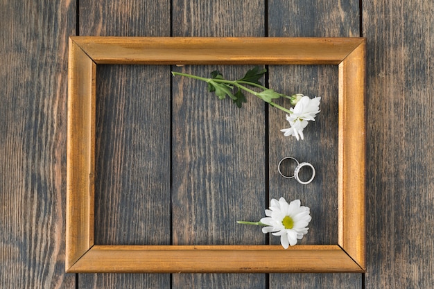 Alianzas de boda con adornos