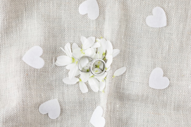 Alianzas de boda con adornos