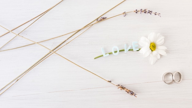 Foto gratuita alianzas de boda con adornos