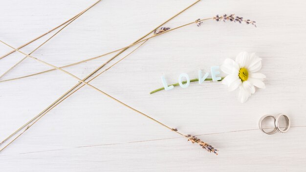 Alianzas de boda con adornos