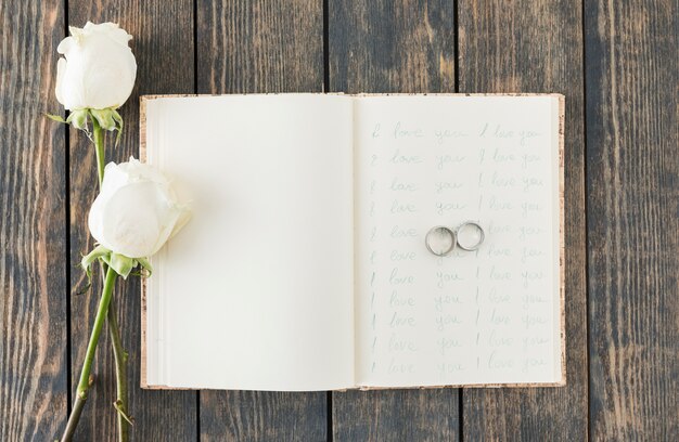 Alianzas de boda con adornos