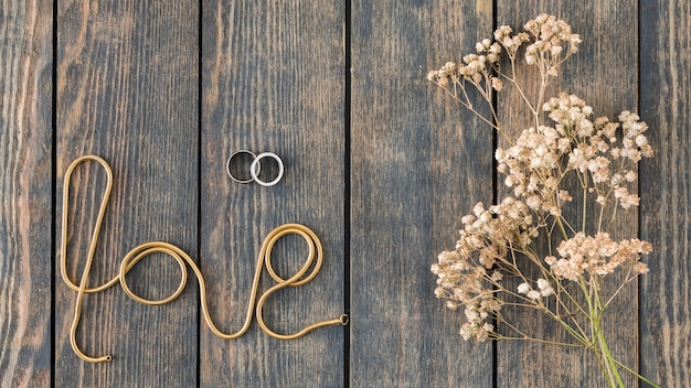 Alianzas de boda con adornos