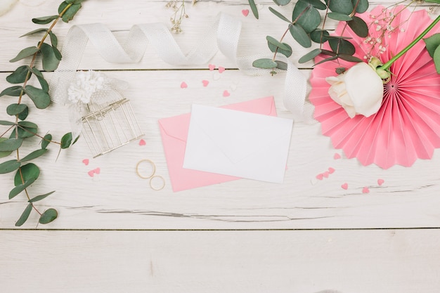 Foto gratuita alianzas de boda con flores