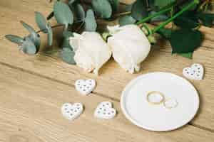 Foto gratuita alianzas de boda con flores