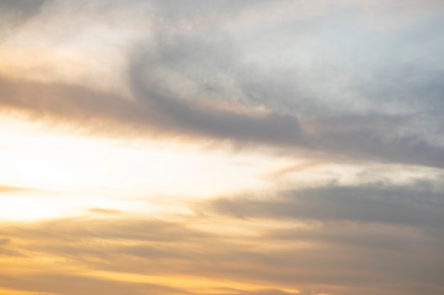 Foto gratuita aligera el cielo con nubes blancas de algodón