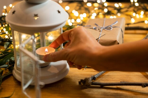 Aligerar velas y regalos concepto judío tradicional de hanukkah