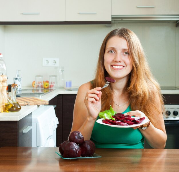 alimentación positiva de la muchacha