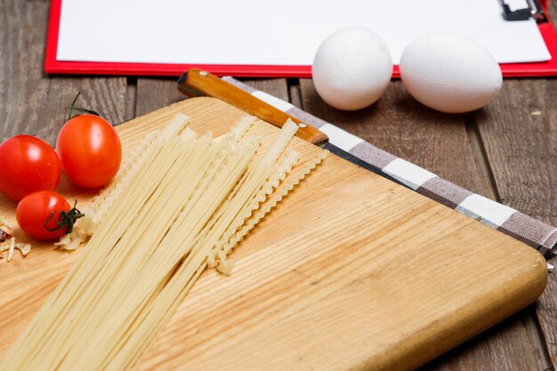 Alimentación saludable, fideos de los tipos duros de trigo.