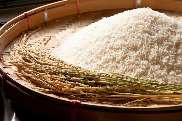 alimento básico de cerca de madera blanca