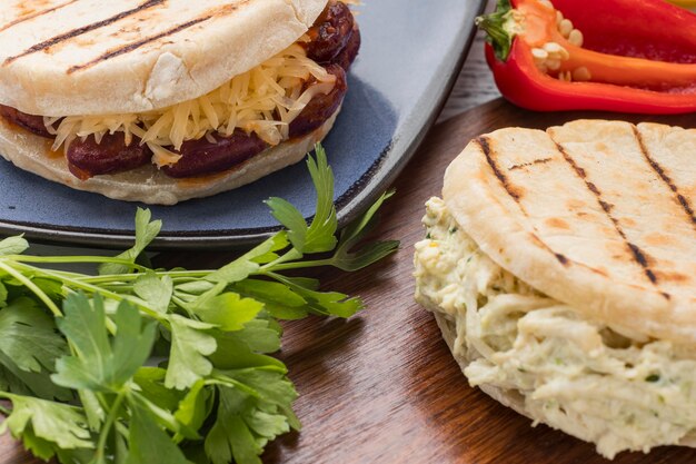 Alimentos de alto ángulo en la mesa de madera