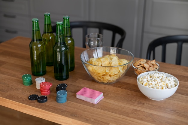 Foto gratuita alimentos y bebidas listos para un juego de póquer