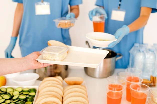 Foto gratuita alimentos donados para el día de la comida