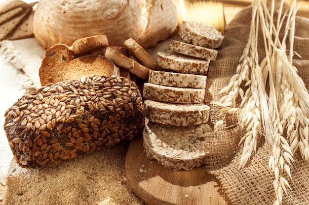 Alimentos sin gluten. Varias pastas, pan y bocadillos sobre fondo de madera desde la vista superior