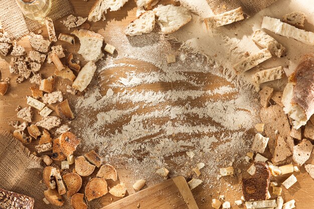 Alimentos sin gluten. Varias pastas, pan y bocadillos sobre fondo de madera desde la vista superior