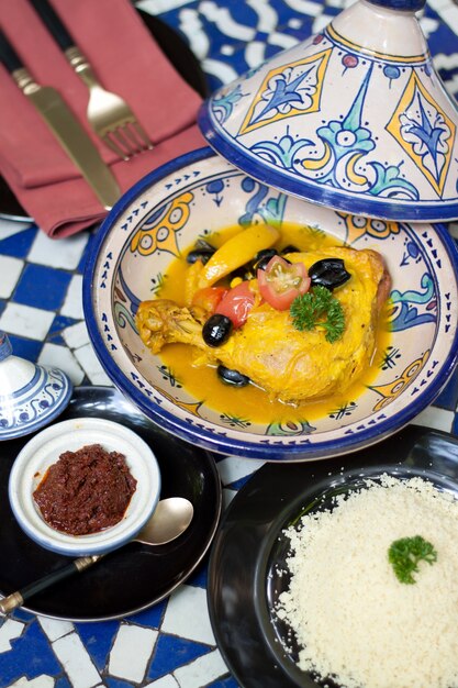 Alimentos indios, curry de pollo amarillo con arroz y salsa en el restaurante