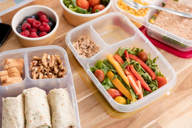 Alimentos orgánicos de alta vista en cajas de almuerzo