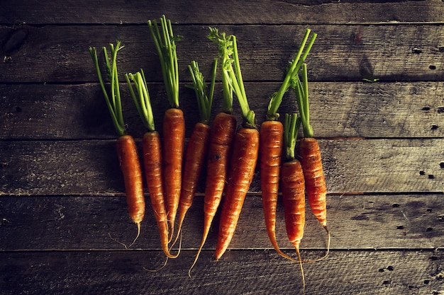 Foto gratuita alimentos orgánicos fondo de vegetales coloridos. zanahorias frescas sabrosas en la tabla de madera. vista superior con espacio de copia. concepto de vida saludable.