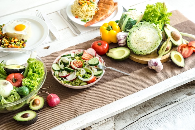 Alimentos orgánicos saludables en la mesa del comedor