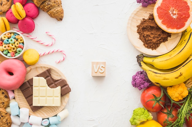 Alimentos poco saludables versus saludables en la superficie blanca