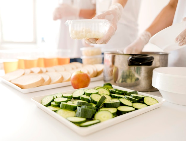 Foto gratuita alimentos preparados para donación