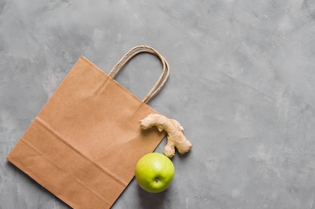 Alimentos saludables y bolsa de papel