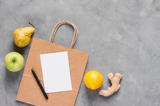 Alimentos saludables y bolsa de papel