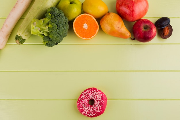 Foto gratuita alimentos saludables y un donut