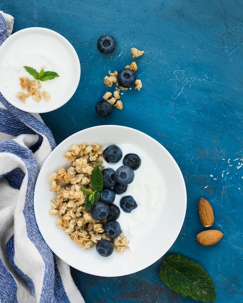 Alimentos saludables por la mañana deliciosas bayas y nueces