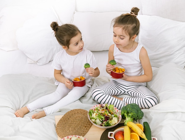Alimentos saludables, los niños comen frutas y verduras.