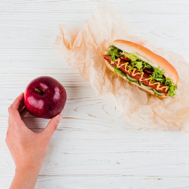 Foto gratuita alimentos saludables y poco saludables