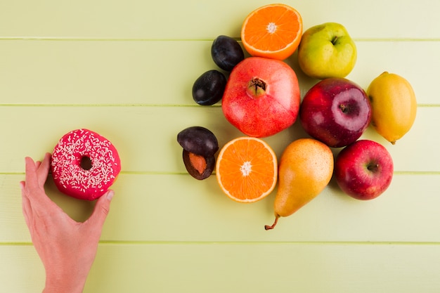 Foto gratuita alimentos saludables y poco saludables