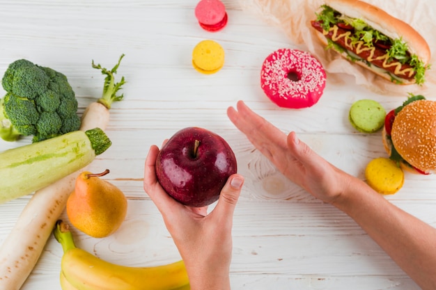 Foto gratuita alimentos saludables y poco saludables